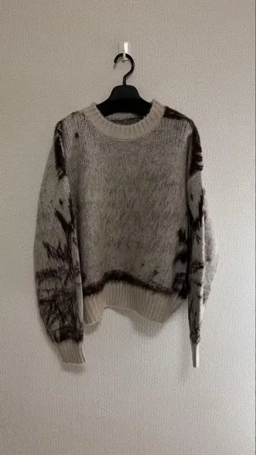 그레이와 브라운의 니트 스웨터