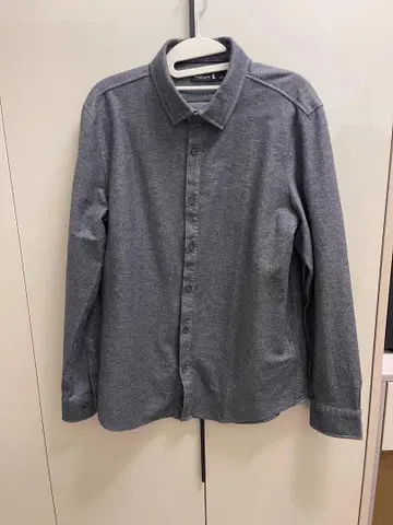 그레이 버튼 다운 긴팔 셔츠