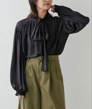 개럴개런트 보타이 블라우스