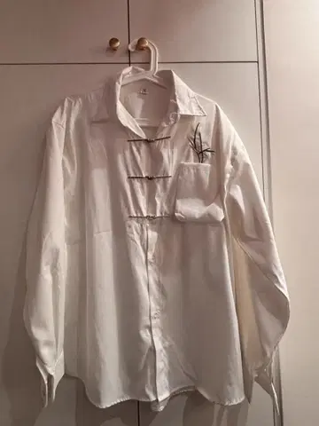 화이트 자수 긴팔 셔츠