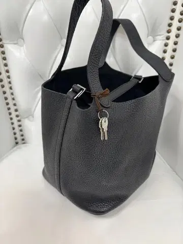 블랙 가죽 토트백 열쇠 포함