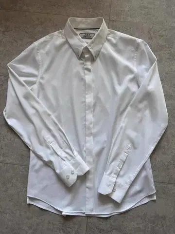 화이트 버튼 다운 긴팔 셔츠