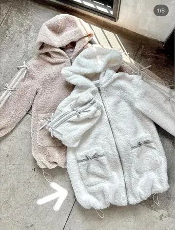 evelyn 리본 보아 코트 화이트