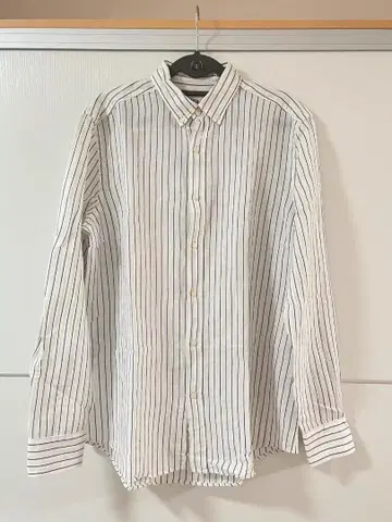 화이트 스트라이프 버튼 다운 긴팔 셔츠