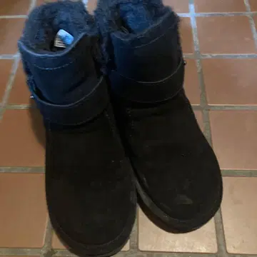 BEARPAW 블랙 퍼 장식 숏부츠