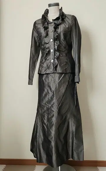 LES LALIQUE 메탈릭 그레이 프릴 스커트 셋업 수트