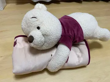 곰돌이 푸 봉제 인형과 담요