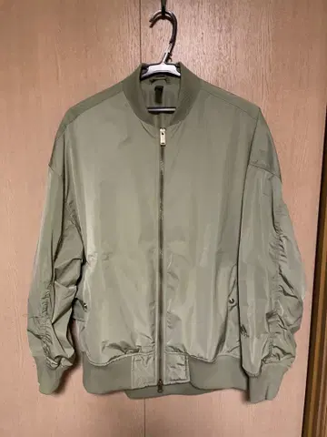 카키 봄버 자켓 adidas