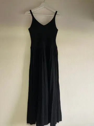 Birthday bash 블랙 슬리브리스 니트 원피스