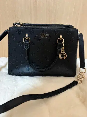 [ GUESS ] 블랙 골드 숄더백