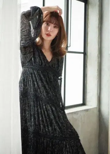 herlipto Monotone Floral Pleated Dress S