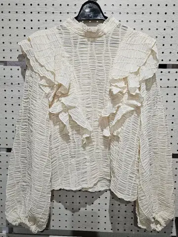 프릴 달린 아이보리 긴팔 블라우스