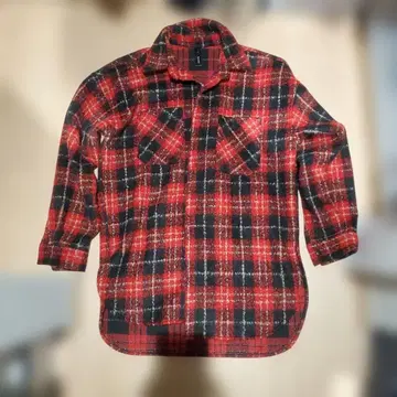 빨간색과 검은색 체크 플란넬 셔츠