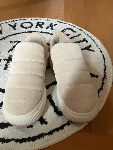 베이지 스웨이드 마유 슬립온