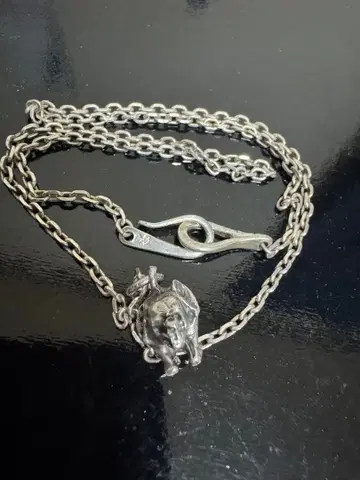 작은 코끼리 펜던트가 달린 925 스털링 실버 목걸이.