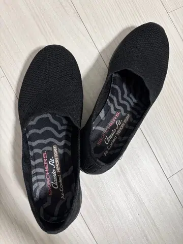 새상품급 SKECHERS 클래식 핏 블랙 플랫슈즈