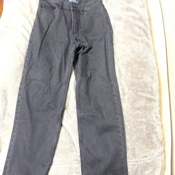 유니클로 UNIQLO 스트레이트 청바지 블랙 컬러