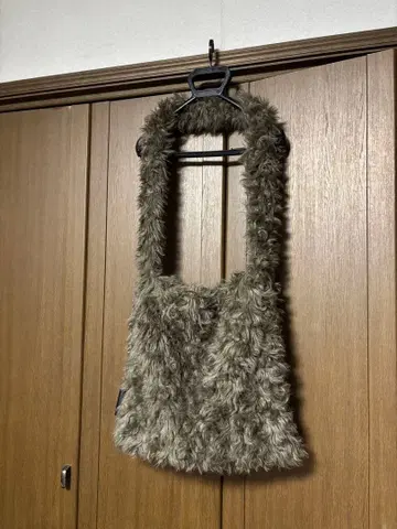 DIRTY SIX 퍼 숄더백