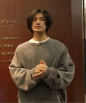 아카니시 착용 티셔츠 동일 컬러