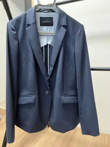 네이비 정장 자켓 싱글 버튼과 스커트