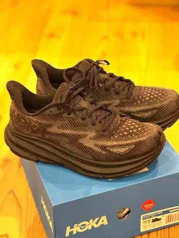 새상품급 HOKA CLIFTON 9 와이드 블랙