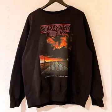 인기 스트레인저 싱스 GU 콜라보 크루넥 맨투맨