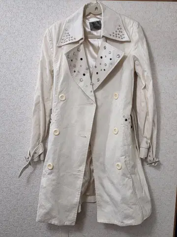 화이트 스터드 트렌치코트