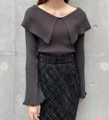 COCO DEAL 코코딜 배색 메로우 케이프 칼라 리브 니트 차콜