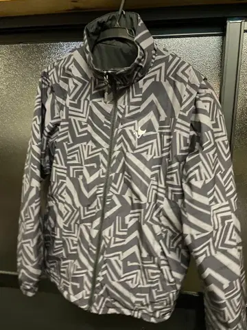 Clunk 기하학 패턴 나일론 자켓 L