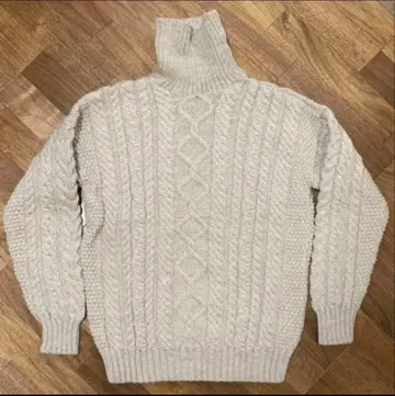Guernsey 아이보리 케이블 니트 터틀넥 스웨터