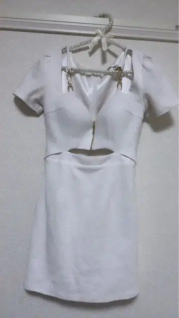 JEWELS 화이트 컷 아웃 드레스