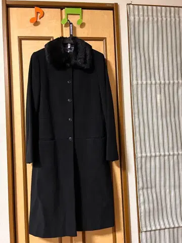 SUIVI 퍼 카라 부착 블랙 롱 코트