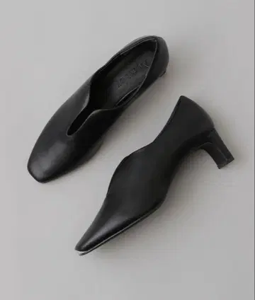 [ 미사용 새상품 ] A part by 스퀘어 슬릿 펌프스 블랙