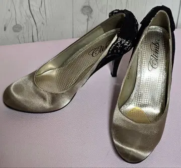 엘레강트한 베이지와 블랙 하이힐