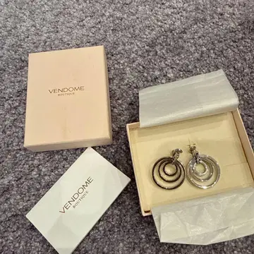 거의 미사용 보증서 박스 포함 VENDOME BOUTIQUE 실버 귀찌