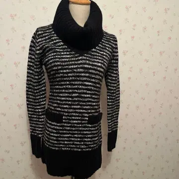 비키 블랙 앤 화이트 스트라이프 터틀넥 니트