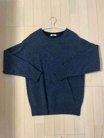 유니클로 U 라무 크루넥 스웨터