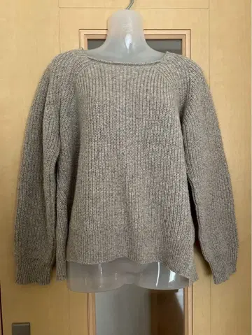 베이지 크루넥 니트 스웨터 긴팔