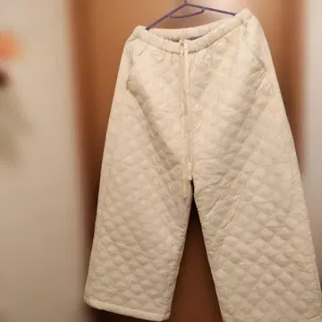 새상품 크림색 퀼팅 캐주얼 팬츠 즉시 구매