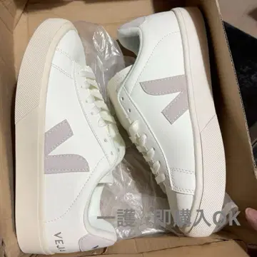 VEJA 화이트/그레이 스니커즈