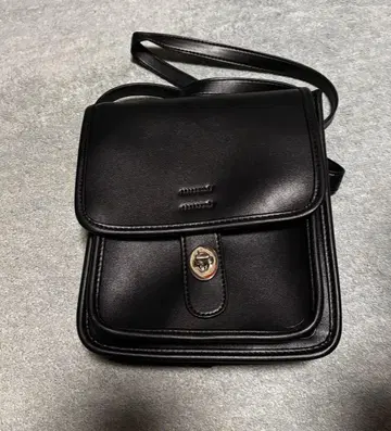 블랙 합성 피혁 숄더백