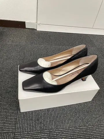 긴자 카네마츠 블랙 펌프스 5cm 힐