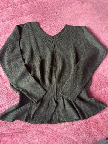 MOCA 페플럼 V넥 니트