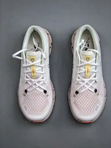 On Cloudstratus 화이트 스니커즈