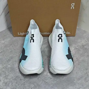 on 슬립온 러닝화 화이트/블루