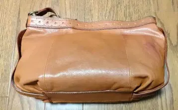 다코타 가죽 숄더백 카멜