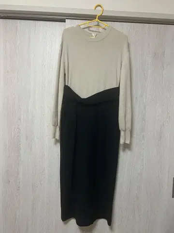 Mila Owen 베이지와 블랙 도킹 니트 원피스