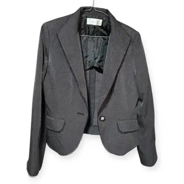 다크 그레이 자켓과 스커트 세트