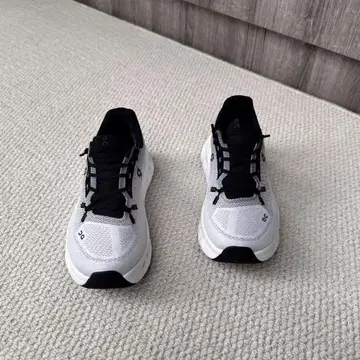 On Cloudstratus 화이트/블랙 스니커즈