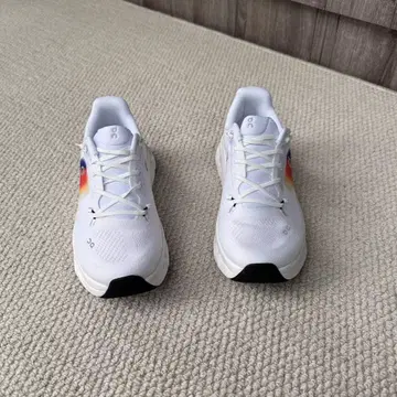 On Cloudstratus 화이트 스니커즈